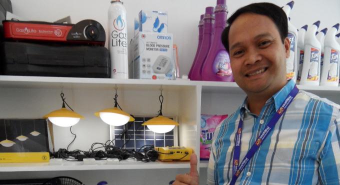 Solarmodule im Genossenschaftsladen von ASKI. Foto Eva Bahner/ Oikocredit