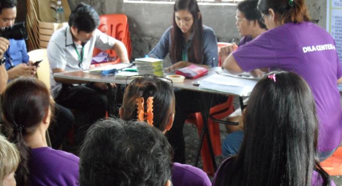 Kredit-Rückzahlungen beim Gruppentreffen von CARD, Philippinen. Foto: Eva Bahner / Oikocredit