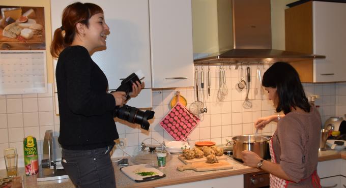 Das Lifeguide-Team kocht für das Kochbuch "Augsburg kocht". Von links: Eda Zeh und Annabell Hummel. Foto: Cynthia Matuszewski