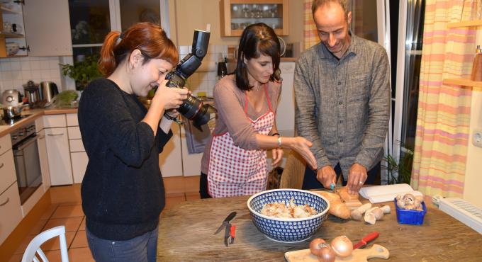Das Lifeguide-Team kocht für das Kochbuch "Augsburg kocht". Von links: Eda Zeh, Annabell Hummel und Torsten Mertz.  Foto: Cynthia Matuszewski