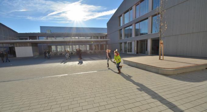 Das Schmuttertal-Gymnasium ist ein Plus-Energie-Bau. Das Schulgebäude erzeugt mehr Energie, als es verbraucht. Hier wird mit Körperwärme geheizt. Foto: Schmuttertal Gymnasium, Thomas Hafner