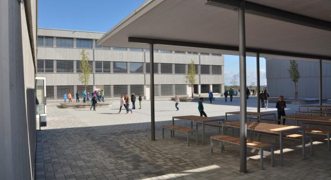 Das Schmuttertal-Gymnasium ist ein Plus-Energie-Bau. Das Schulgebäude erzeugt mehr Energie, als es verbraucht. Hier wird mit Körperwärme geheizt. Foto: Schmuttertal Gymnasium, Thomas Hafner