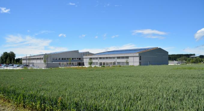 Das Schmuttertal-Gymnasium ist ein Plus-Energie-Bau. Das Schulgebäude erzeugt mehr Energie, als es verbraucht. Hier wird mit Körperwärme geheizt. Foto: Schmuttertal Gymnasium, Thomas Hafner