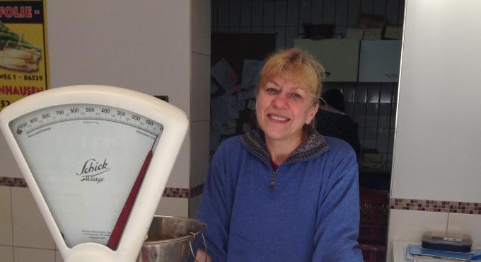 Spargelverkäuferin Rehm. Foto Sylvia Schaab