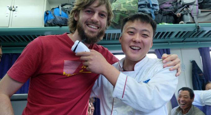 Bei Zugfahrten gibt es immer wieder spannende Gesprächge und herzliche Begegnungen. Foto: Leo Sibeth