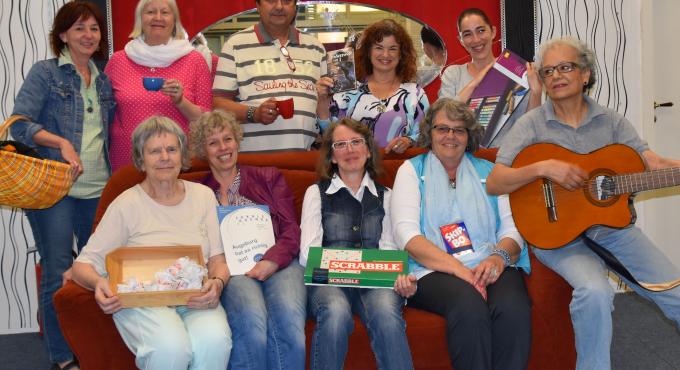 Die Aktiven im Wohnzimmer im Schwabencenter haben viel auf die Beine gestellt: gemeinsame Musik- Bastel- oder Spieleabende, Ausstellungen, Fahrräder repaieren und vieles mehr . Foto Cynthia Matuszewski