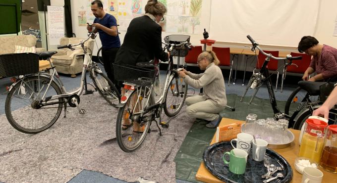 Wohnzimmer im Schwabencenter,  Augsburg, Fahrradwerkstatt, Fit fürs Fahrrad, Fahrrad-Check, Do it yourself, Reparieren, Foto: Grünes Schwabencenter, Nachbarschaftshilfe, Bikekitchen