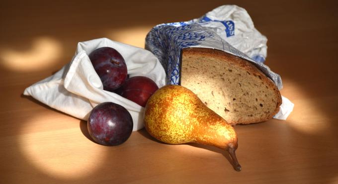 Plastikfrei einkaufen, Brot und Obst in Stoffbeutel, Foto: Cynthia Matuszewski