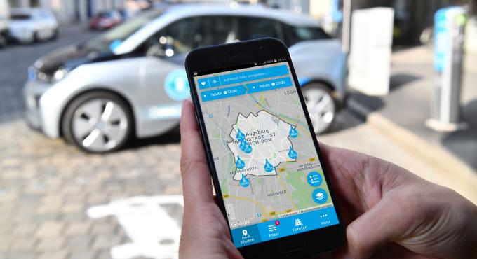 Foto: Thomas Hosemann, swa-Carsharing-App, swa, Carsharing, Augsburg,  Carsharing, Mobilität, Umweltschutz, mobil, Verkehr, swa, umweltfreundlicher Verkehr, umweltfreundlich, umweltbewusst, Auto leihen