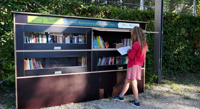 Bücherschrank, Augsburg Oberhausen, Foto: Ruth Plössel, Stadt Augsburg