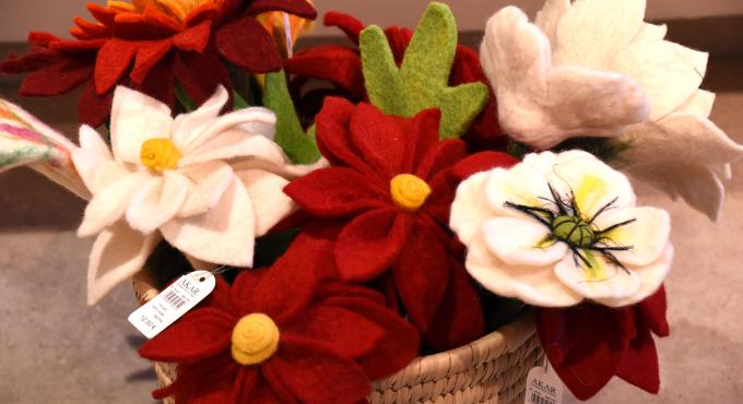 Bleiben lange frisch: Fair gehandelte Filzblumen im Bobinger Weltladen . Foto: Cynthia Matuszewski