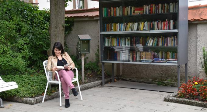 Bücherschrank im Hofgarten Augsburg. Foto Cynthia Matuszewski
