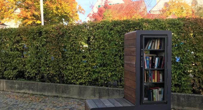 Bücherschrank mit Sitzgelegenheit in Mering. Foto: David Blaettner