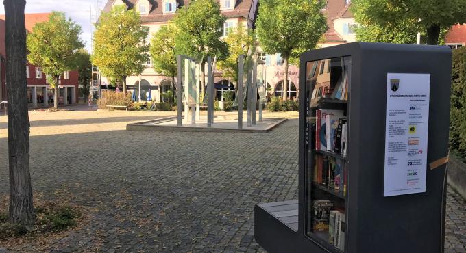 Der Bücherschrank am hübschen Marktplatz in Mering lädt zum schmökern ein. Foto: David Blaettner