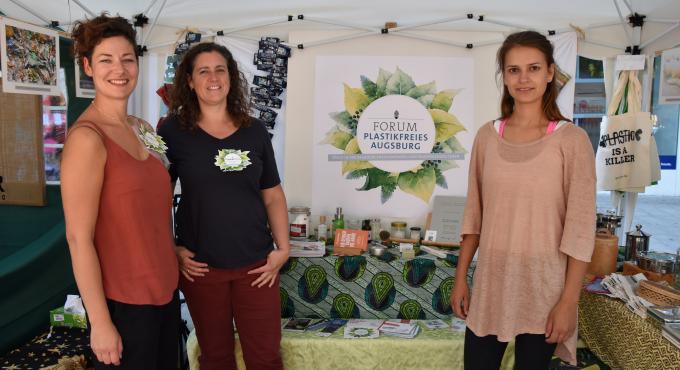 Das &quot;Forum plastikfreies Augsburg&quot; beim Earth-Peace-Day im Juli 2017 in Augsburg. r.l.n.r. Pia Winterholler, Sylvia Schaab, Sarah Schützenberger. Foto: Cynthia Matuszewski