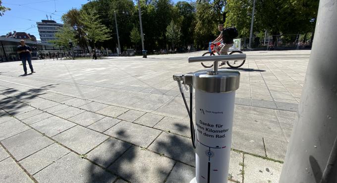 Fahrradpumpe, Stadt Augsburg, Königsplatz, Foto: Gregor Rudat / Stadt Augsburg