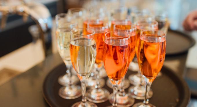 Nunó Augsburg, Sektempfang, Sektgläser, Catering, Foto: Nbras Mshaweh