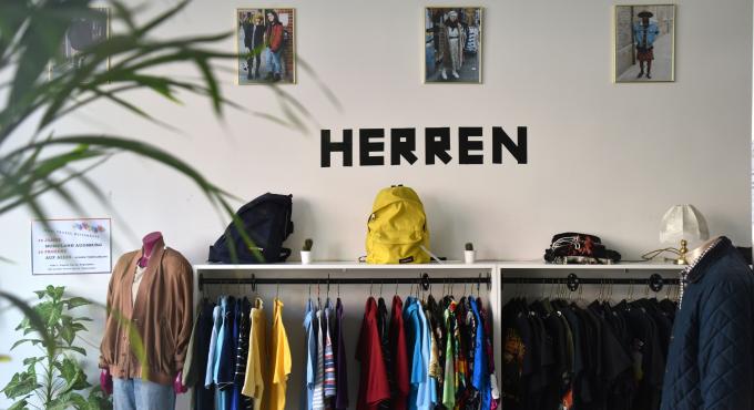 Onimos bietet Slow Fashion in Augsburg: Second Hand, Vintage und faire Label. Foto Cynthia Matuszewski