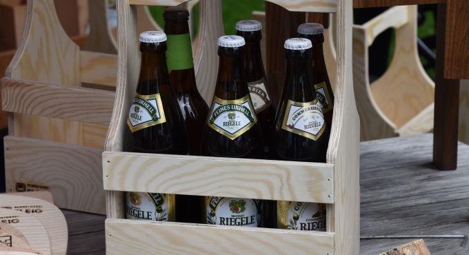 Sixpack aus Holz. Made in Mering, von der Schreinerei Fleig. Foto Cynthia Matuszewski