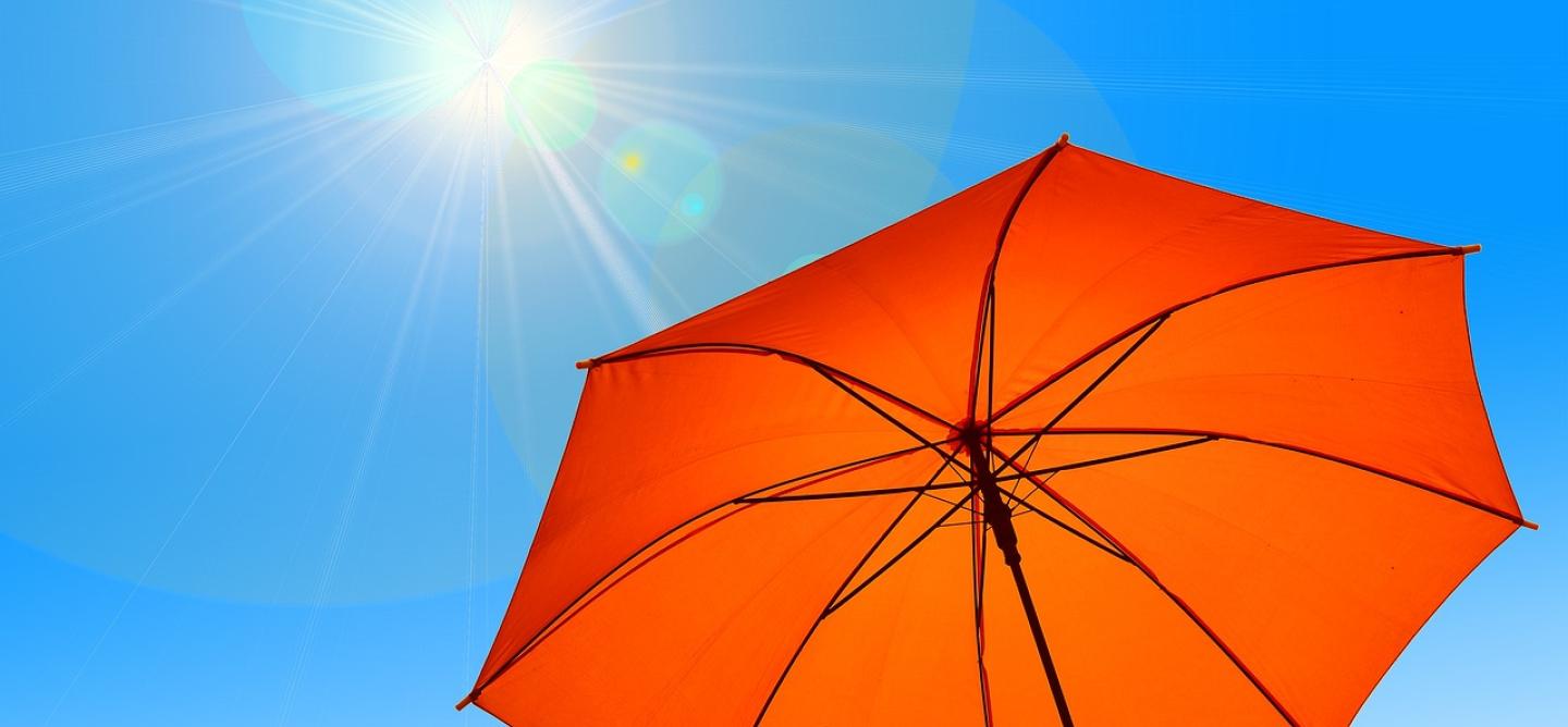 Auch ein Sonnenschirm kann gegen extreme Hitze helfen, Bild von Gerd Altmann auf Pixabay.com
