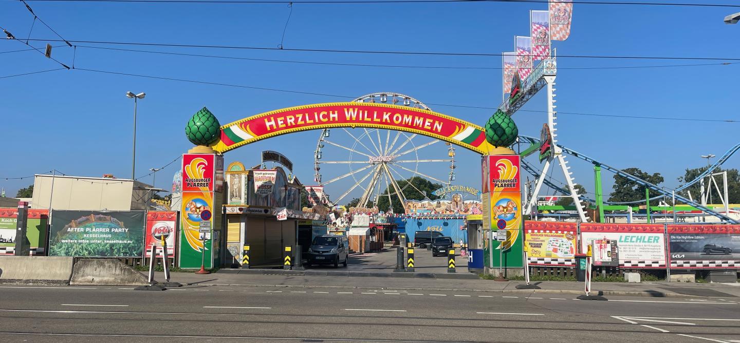 Der Eingang zum Augsburger Plärrer - dem größten Schwäbischen Volksfest.