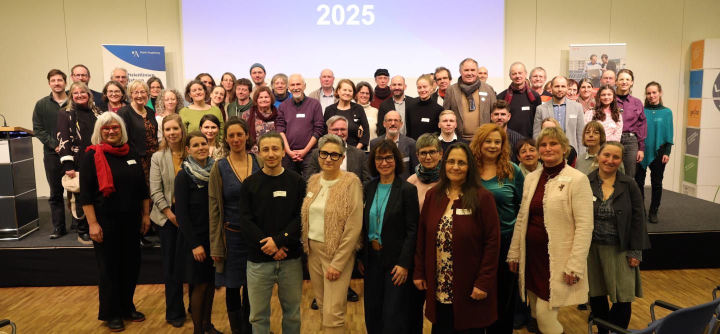 Foto von allen Teilnehmer/innen des Augsburger Zukunftspreises 2025.